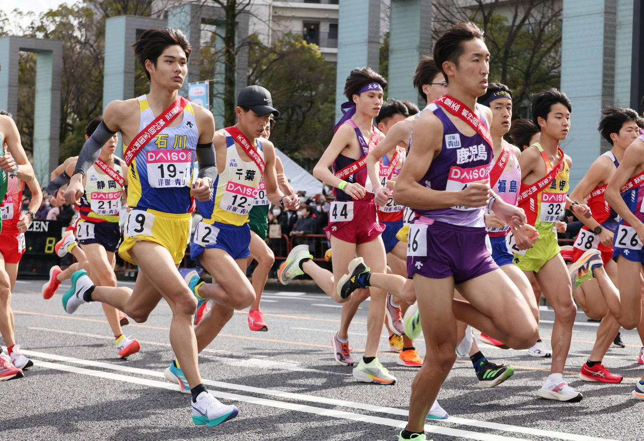 全国男子駅伝　スタートする1区の選手ら。左から3人目は石川県の奥巳咲（撮影・加藤孝規）