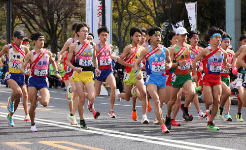 全国男子駅伝　スタートする1区の選手ら（撮影・加藤孝規）