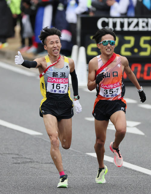 27位でゴールの新潟のアンカー山本。右は28位の山口7区野村（撮影・加藤孝規）