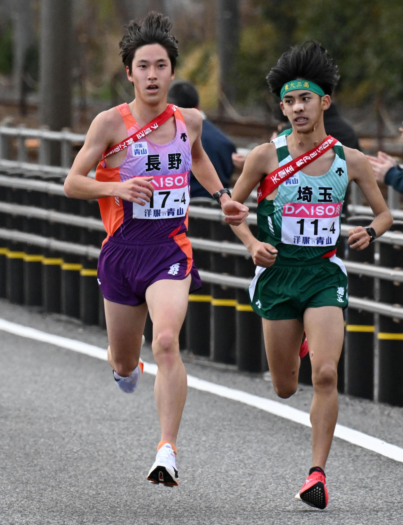 4区4キロ過ぎで埼玉の長部（右）を抜いて先頭に出る長野の永原（代表撮影）