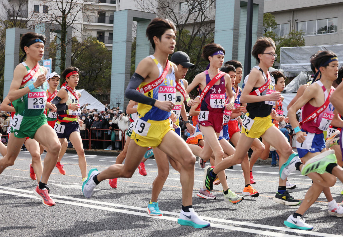 全国男子駅伝　スタートする1区の選手ら。。中央は石川県の奥巳咲（撮影・加藤孝規）