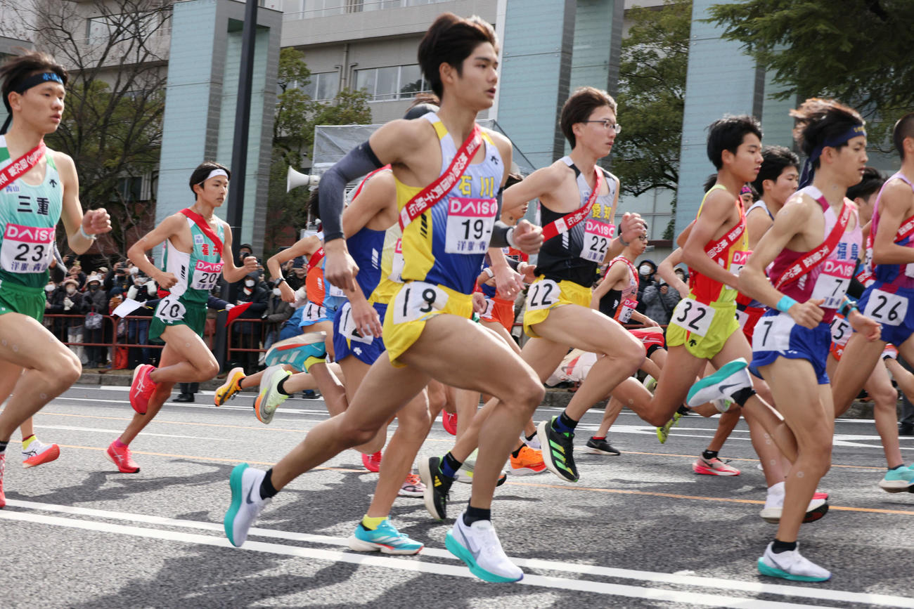 全国男子駅伝　スタートする1区の選手ら。。中央は石川県の奥巳咲（撮影・加藤孝規）