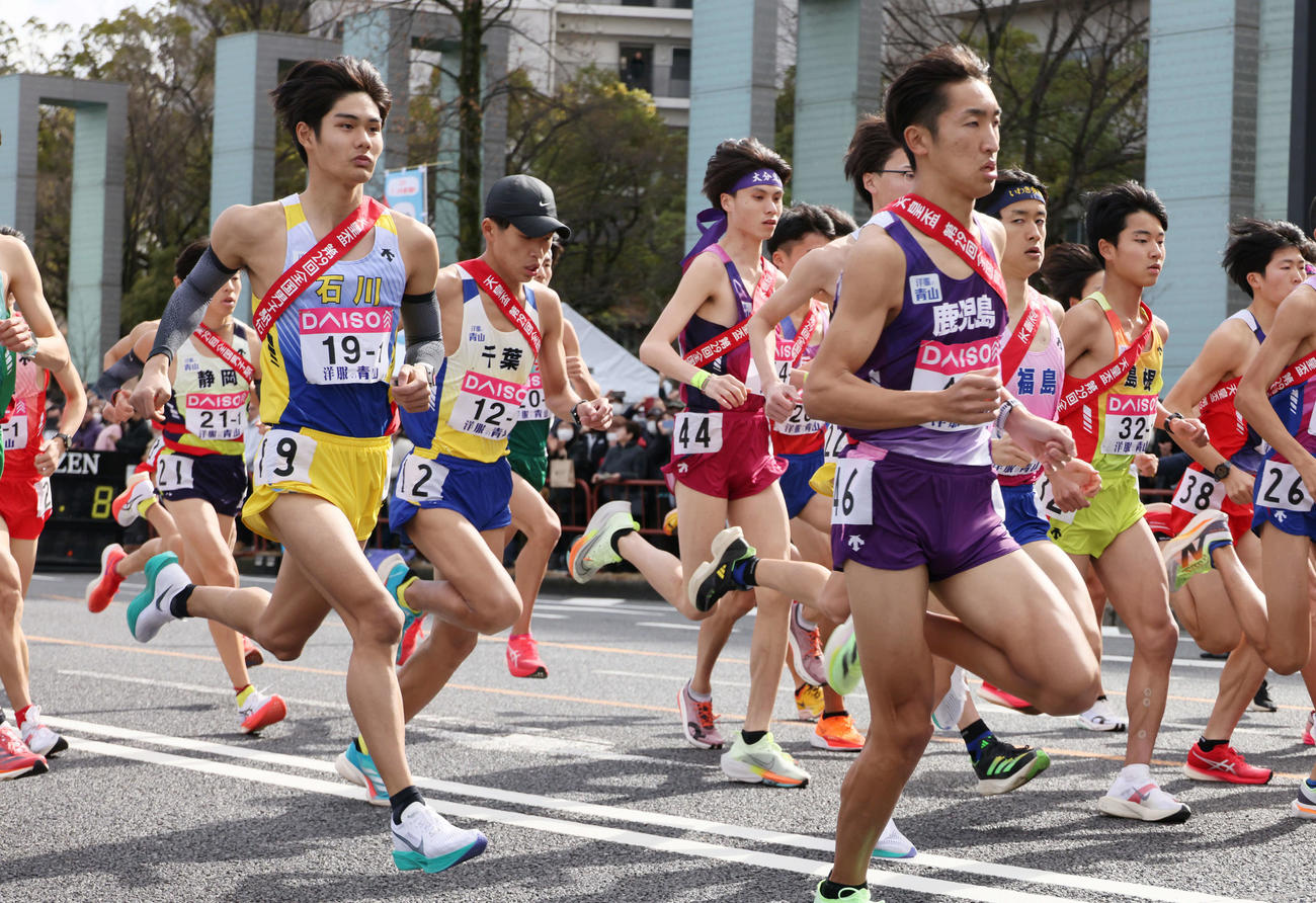 全国男子駅伝　スタートする1区の選手ら。。左は石川県の奥巳咲（撮影・加藤孝規）