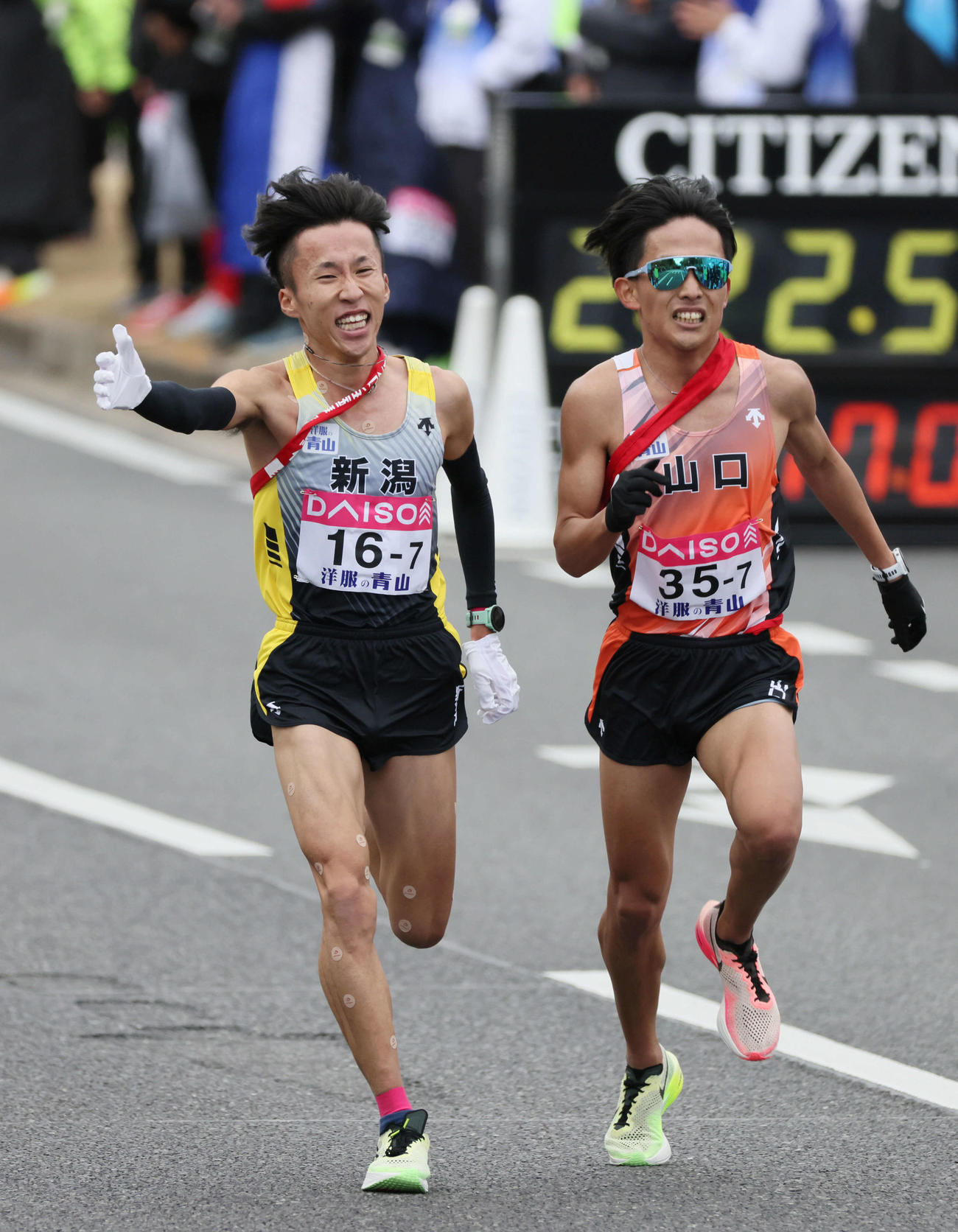 27位でゴールの新潟のアンカー山本。右は28位の山口7区野村（撮影・加藤孝規）