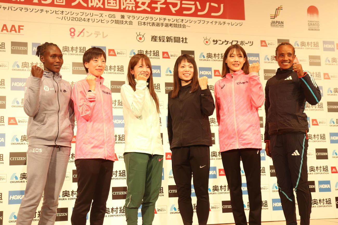 記者会見に出席した招待選手。左からステラ・チェサン、松下菜摘、佐藤早也伽、松田瑞生、前田穂南、ウォルケネシュ・エデサ