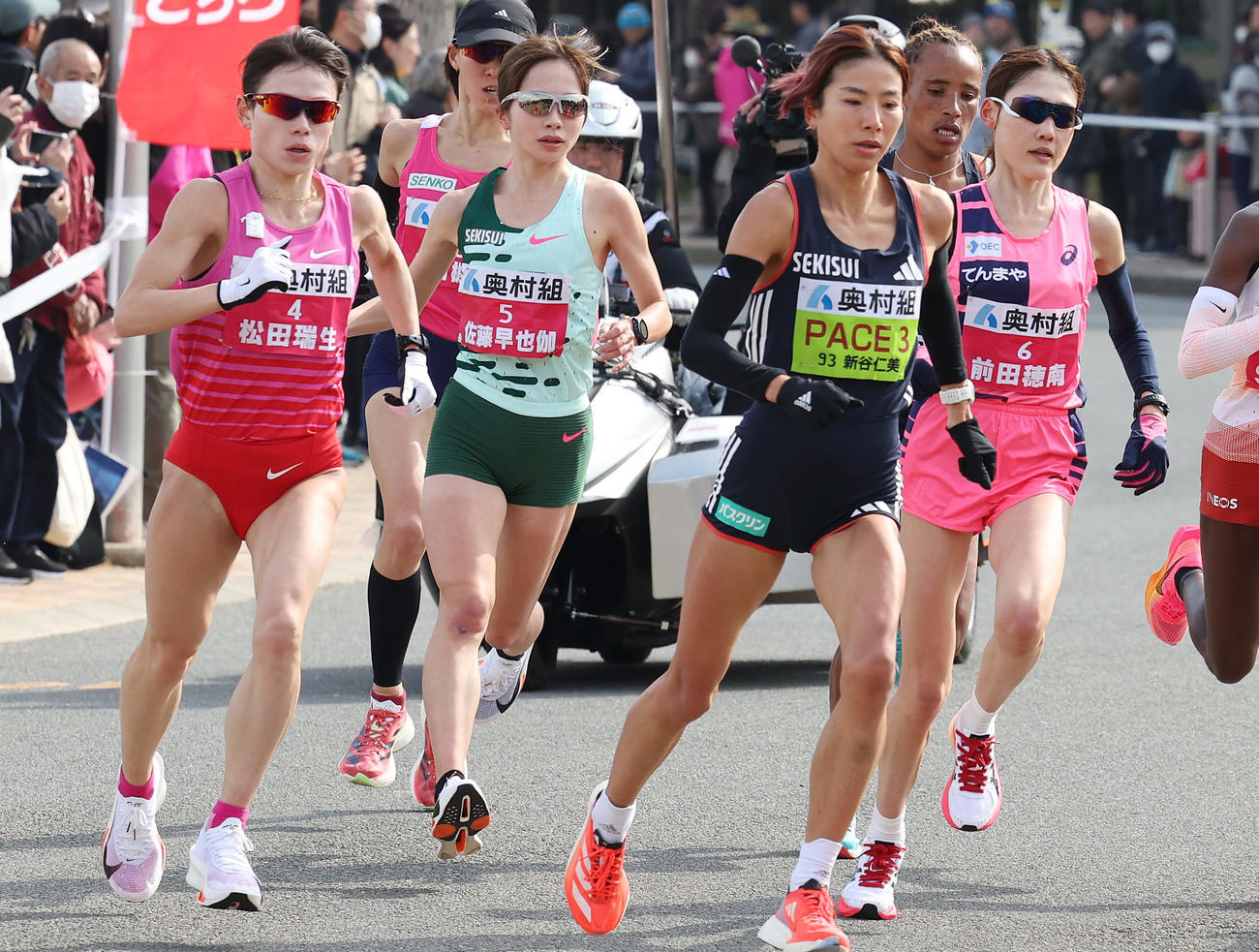 長居公園を力走する松田瑞生（手前左端）、佐藤早也伽（同2人目）、前田穂南（同4人目）。手前から3人目はペースメーカーを務める新谷仁美（撮影・前田充）
