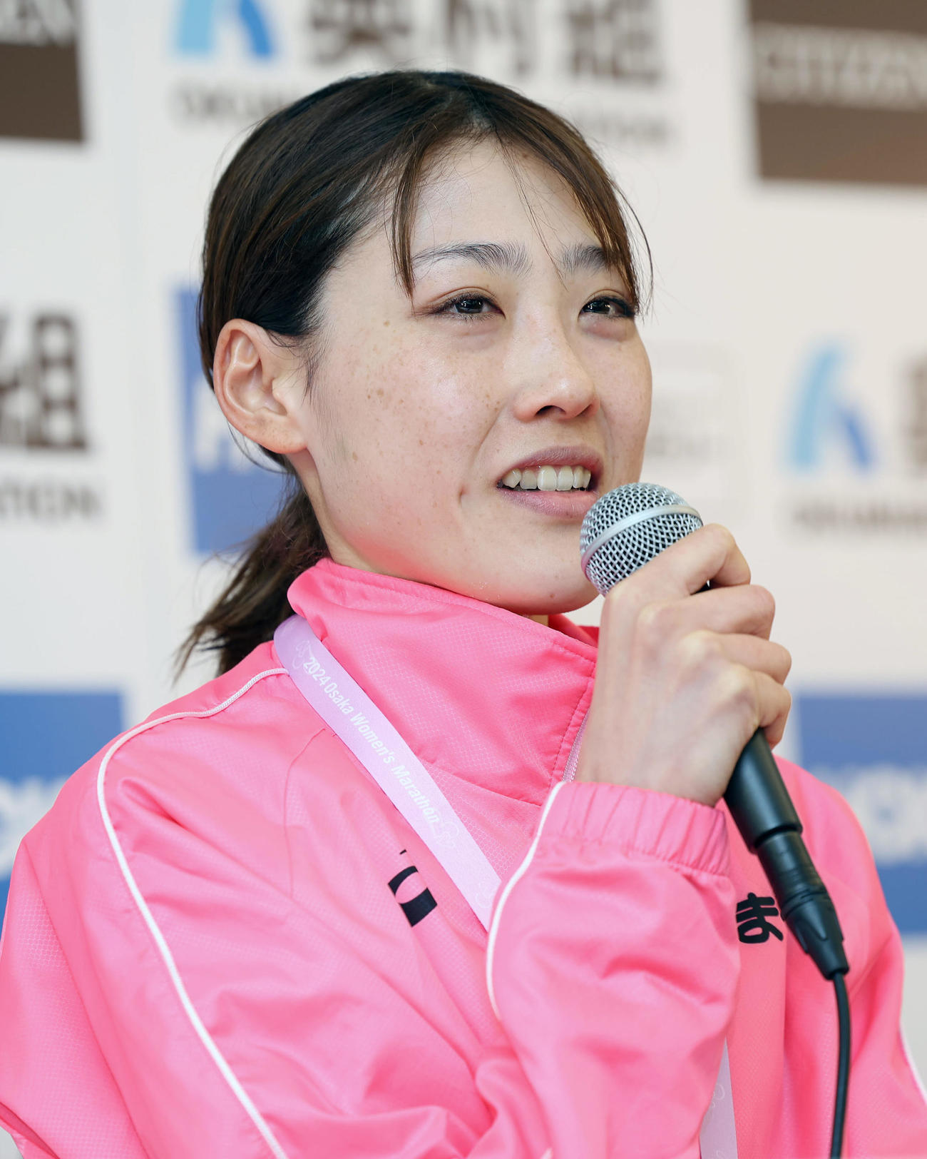 会見で笑顔を見せる前田穂南（撮影・前田充）