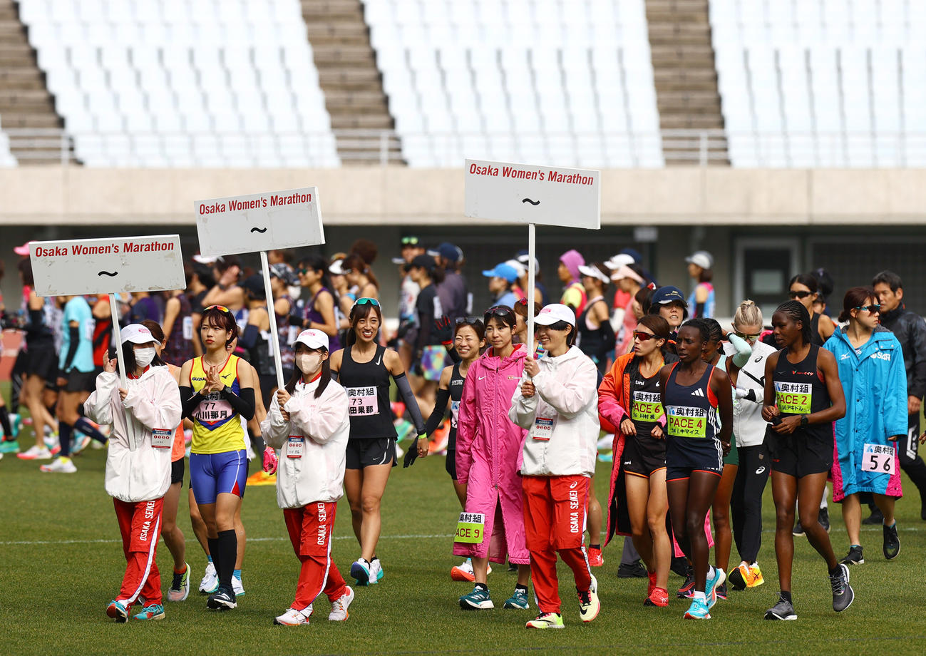 スタートを前にコースに向かう選手ら（撮影・上山淳一）