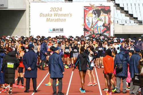 スタートを前にする選手ら（撮影・上山淳一）