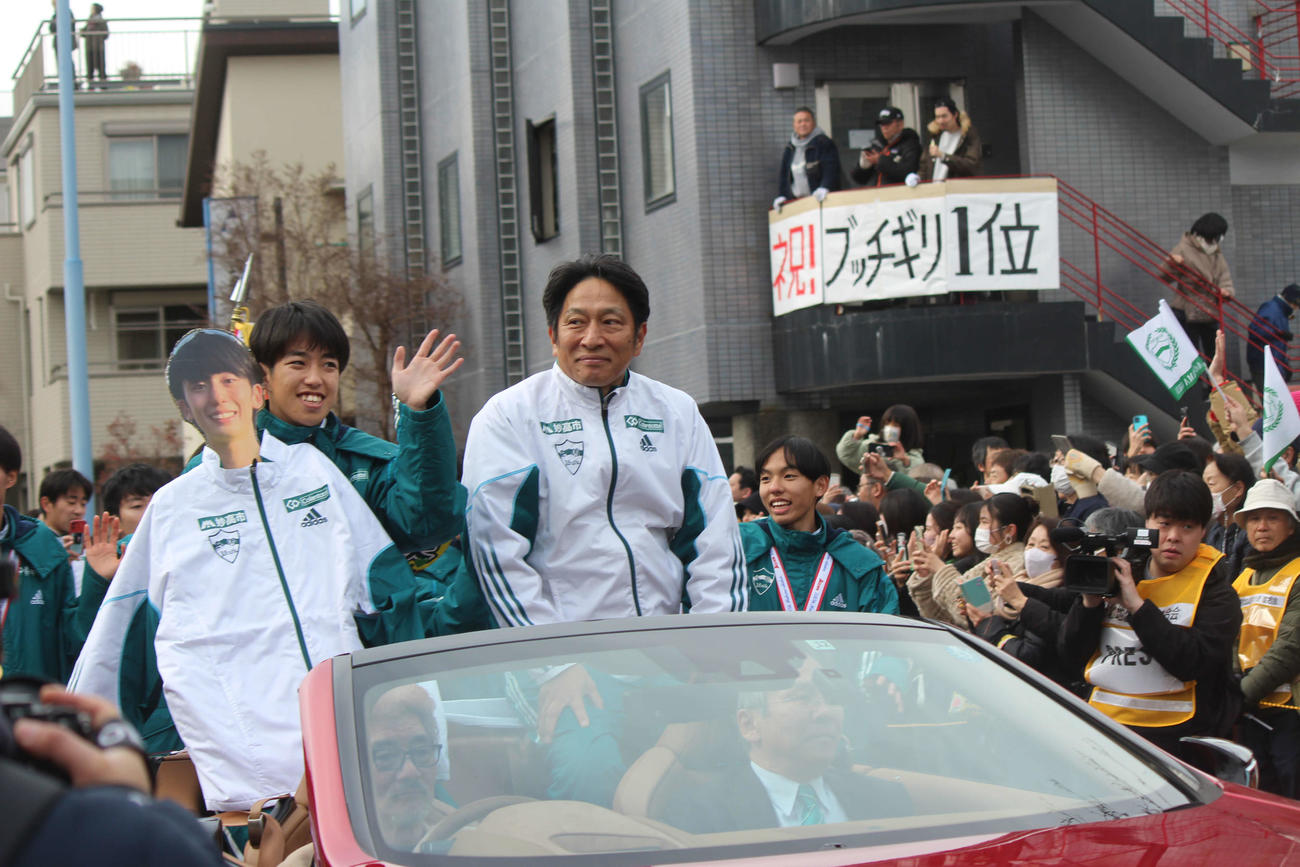 オープンカーに乗りパレードする青学大の原監督（右）と志貴主将