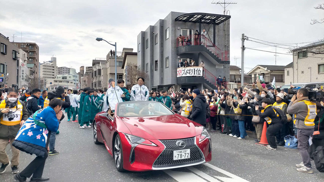 オープンカーに乗りパレードする青学大の原監督（右）と志貴主将、選手ら