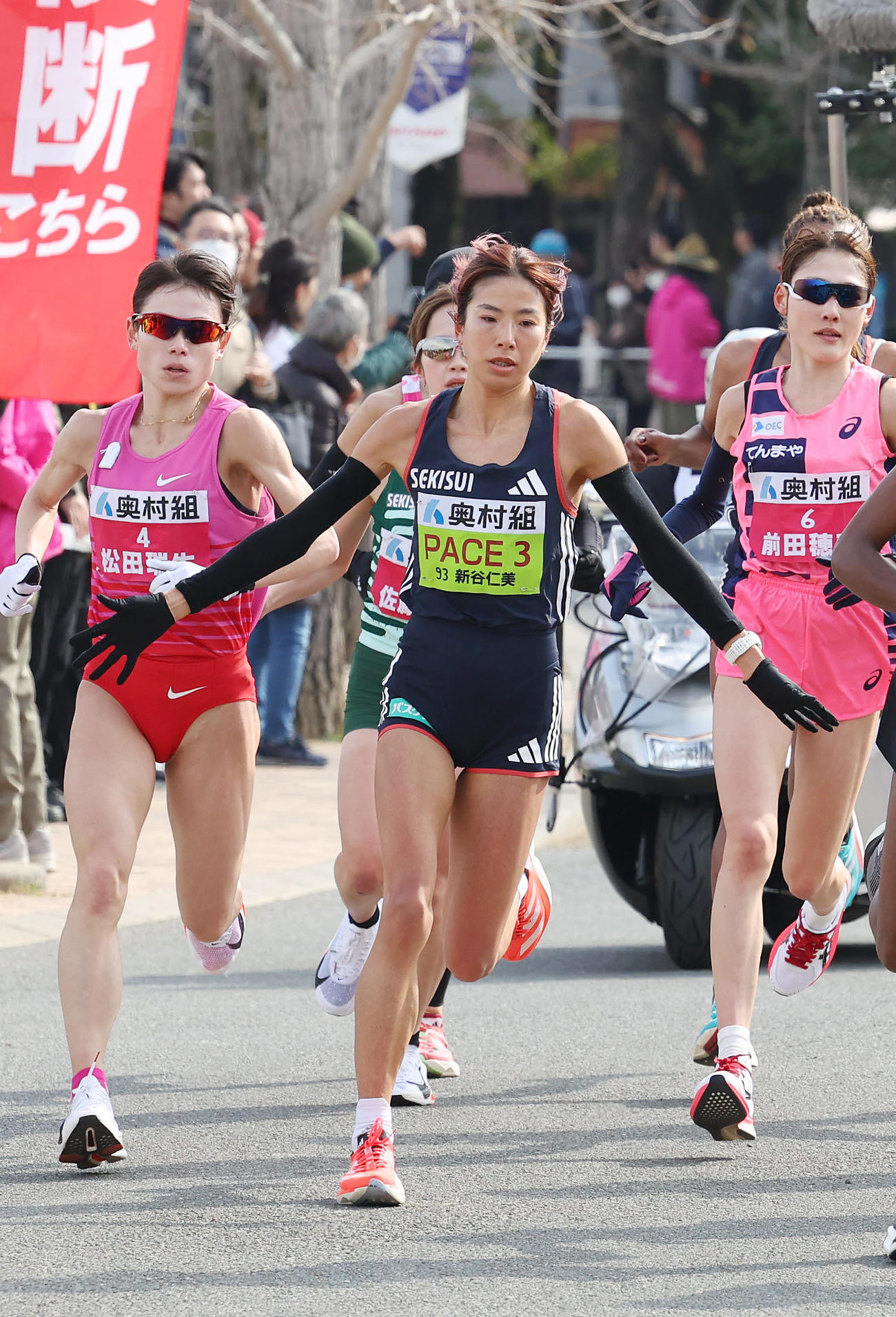 ペースメーカーを務める新谷仁美（中央）。左は松田瑞生、右は前田穂南（撮影・前田充）