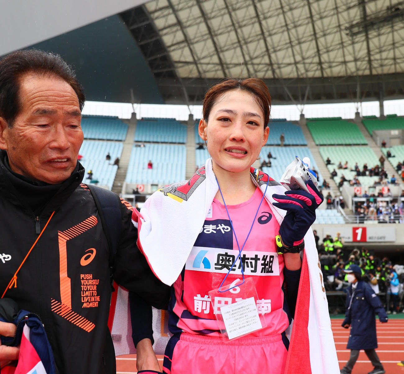 日本記録でゴールした前田穂南。左は天満屋の武冨監督（撮影・上山淳一）