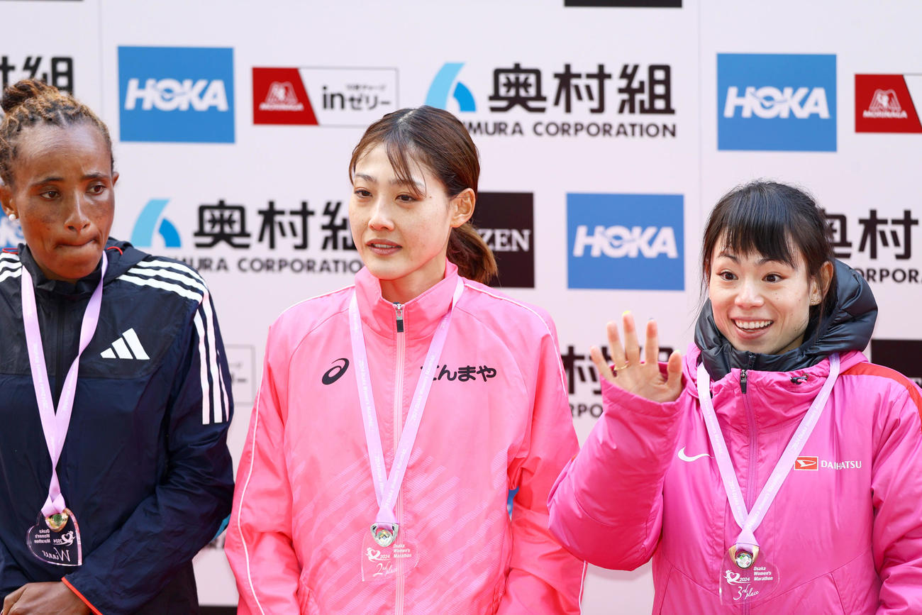 表彰式で笑顔を見せる、左からウォルケネシュ・エデサ、前田穂南、松田瑞生（撮影・上山淳一）