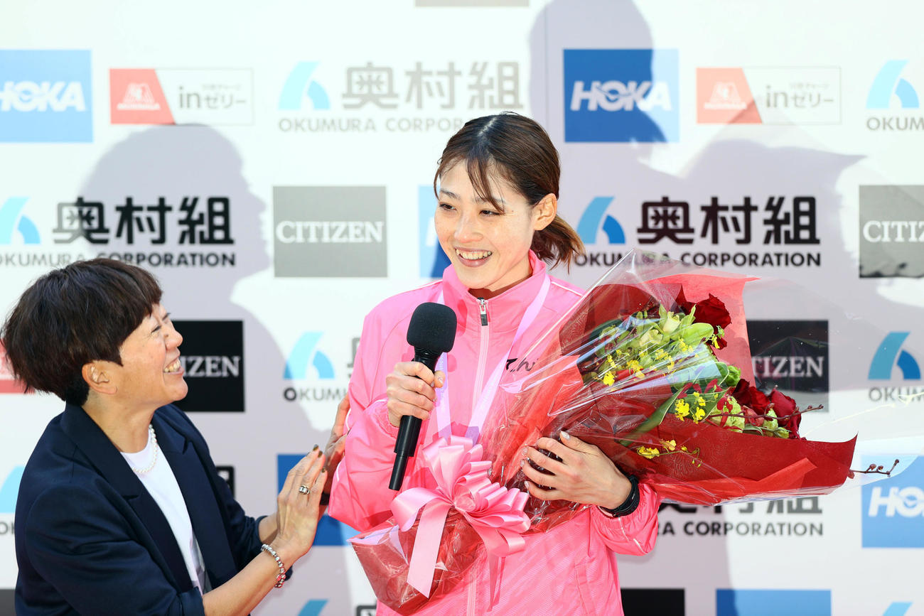 日本記録を達成した前田穂南（左）を祝う野口みずき氏（撮影・上山淳一）