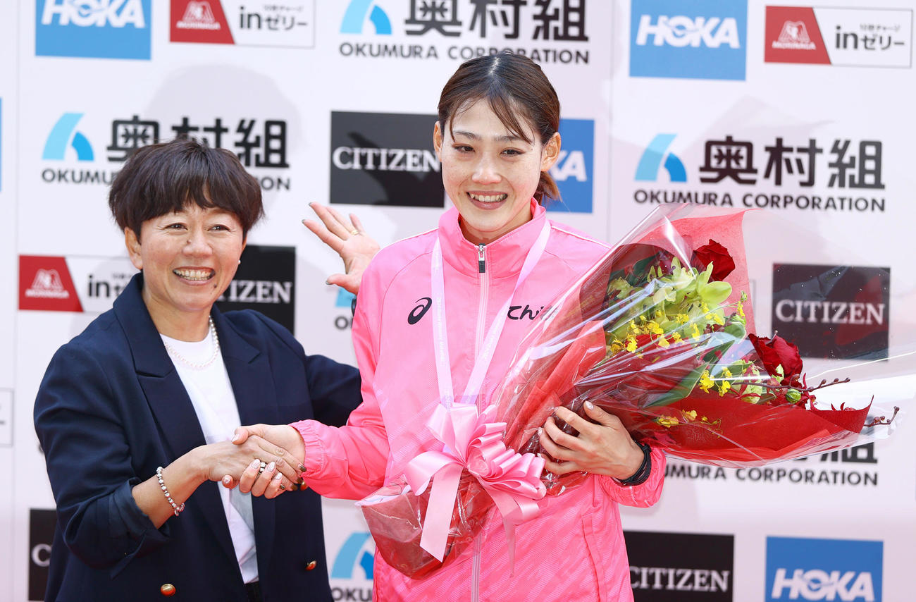 日本記録を達成した前田穂南（左）を祝う野口みずき氏（撮影・上山淳一）