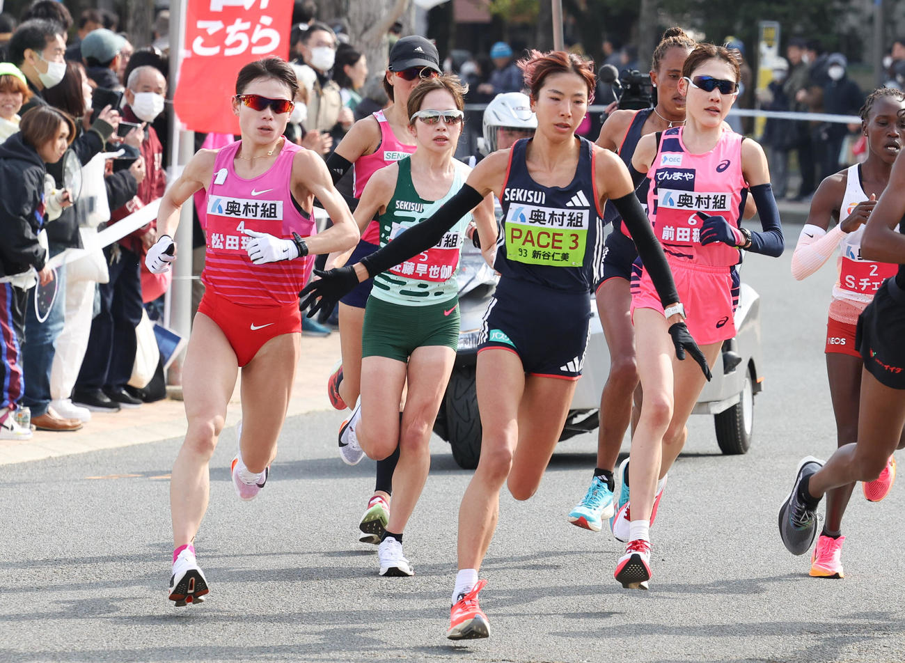 長居公園を力走する松田瑞生（手前左端）、佐藤早也伽（同2人目）、前田穂南（同4人目）。手前左から3人目はペースメーカーを務める新谷仁美（撮影・前田充）