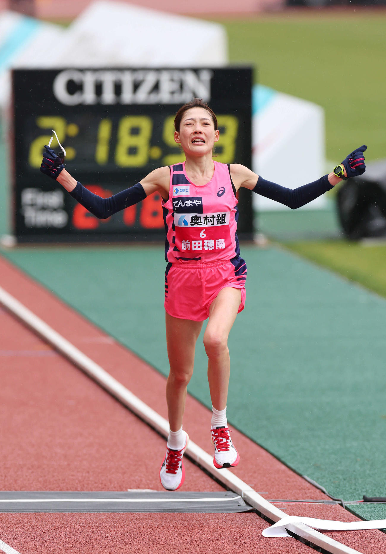 前田は2時間18分59秒で日本記録を19年ぶりに更新し感極まった表情でゴールする（撮影・前田充）