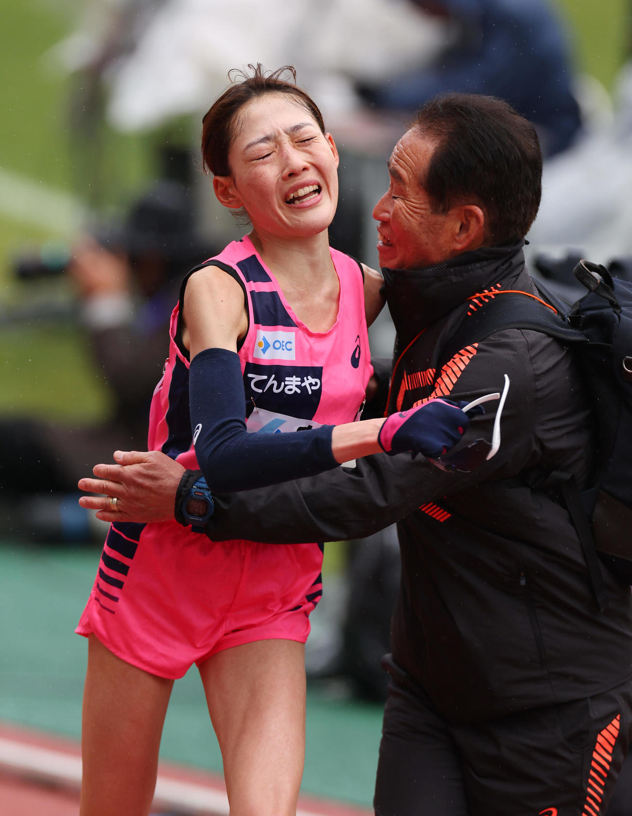 日本新記録でゴールし、武冨豊監督（右）と抱き合う前田穂南（撮影・前田充）