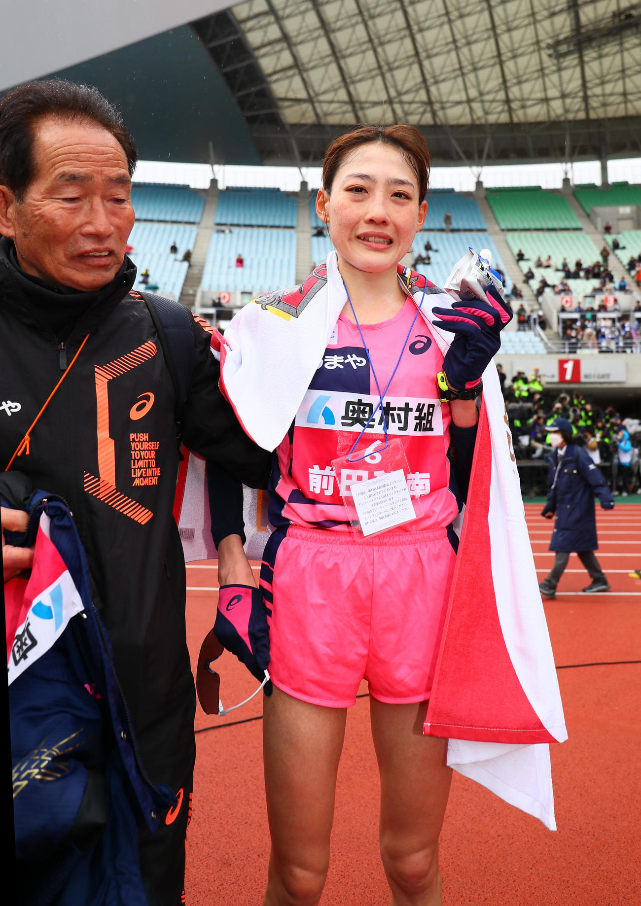 日本記録でゴールした前田穂南。左は天満屋の武冨監督（撮影・上山淳一）