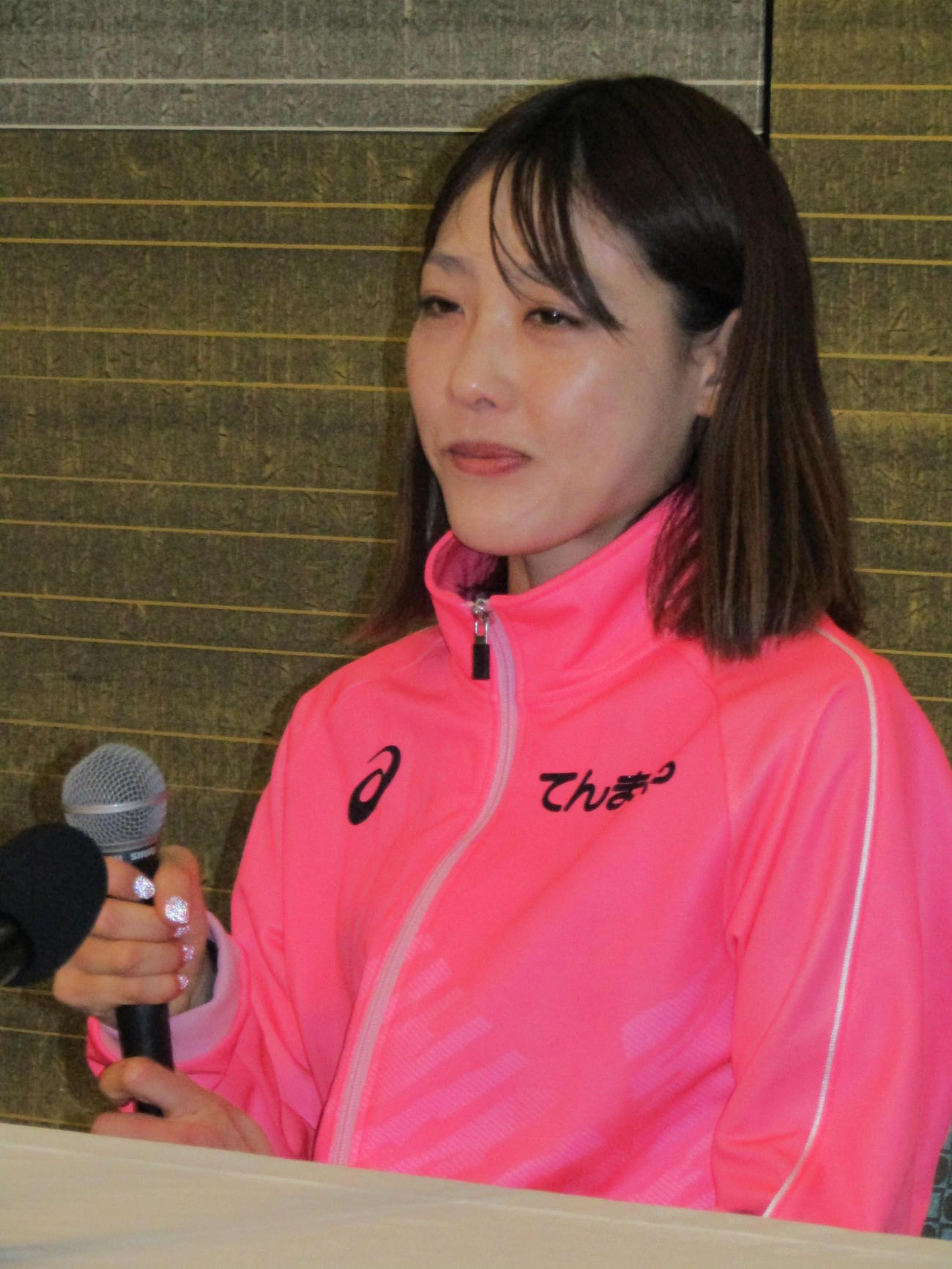 日本記録更新から一夜明けて会見に応じる前田穂南
