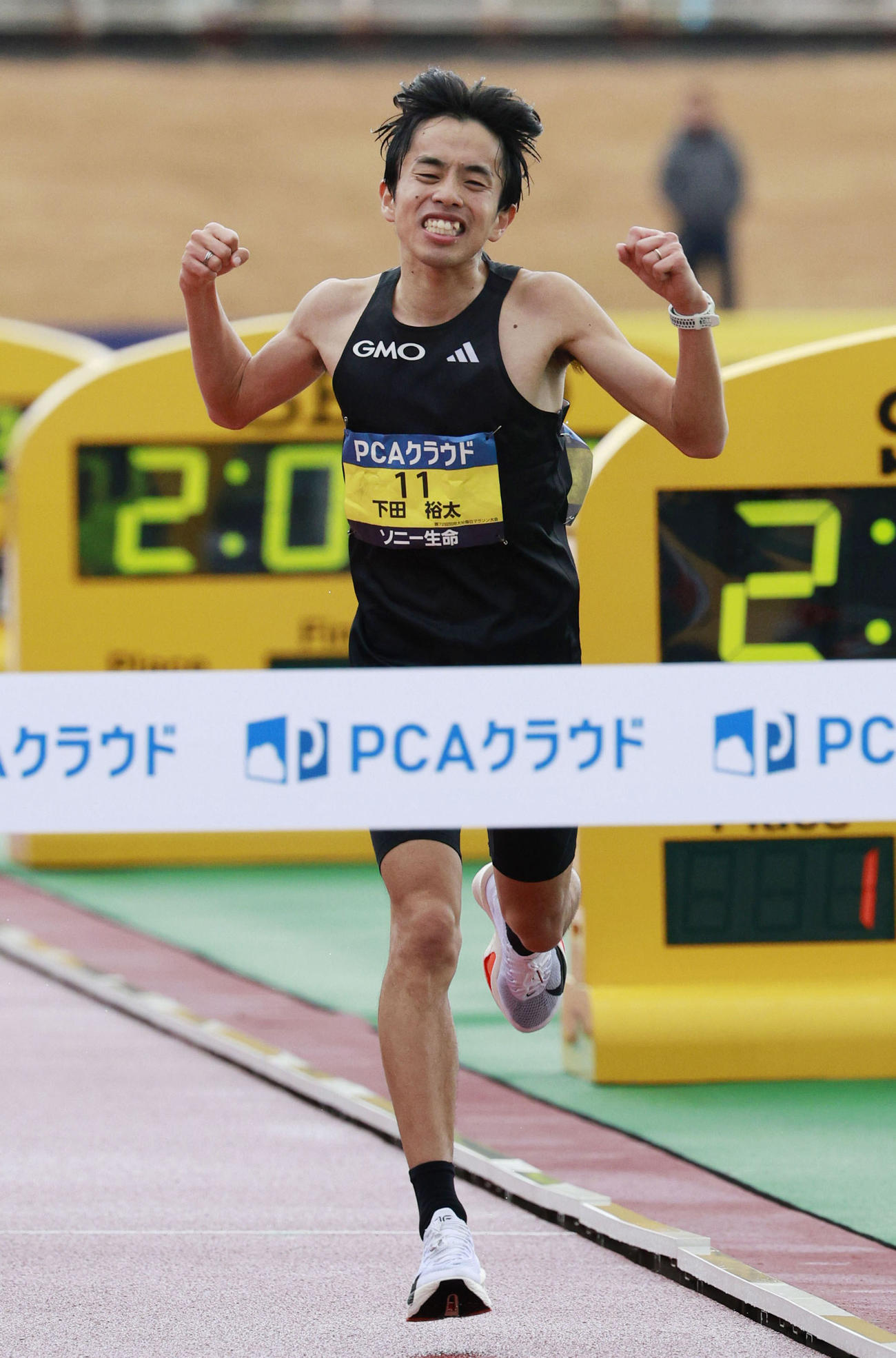 日本勢トップの2位でゴールする下田裕太＝ジェイリーススタジアム（共同）
