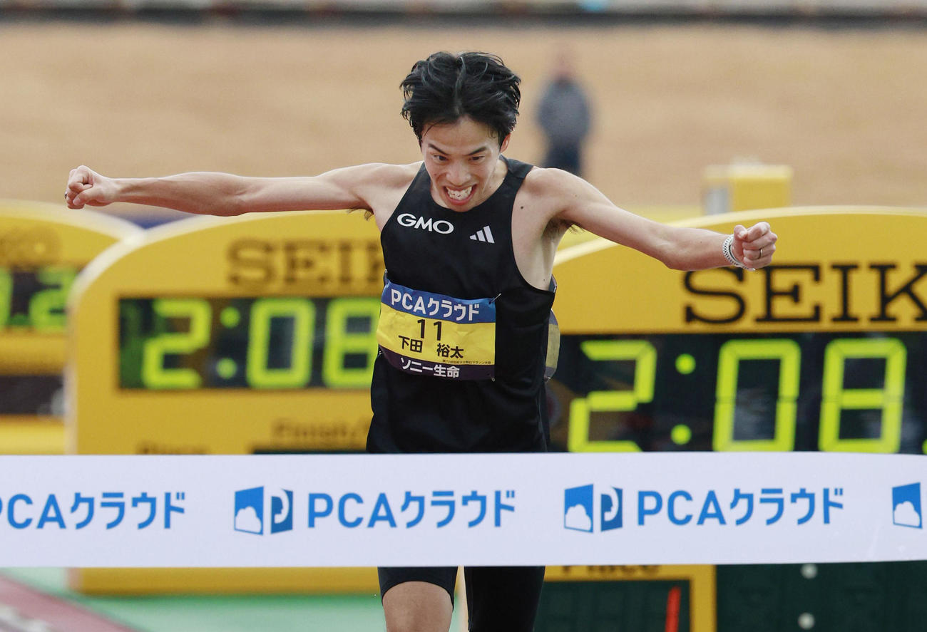 日本勢トップの2位でゴールする下田裕太＝ジェイリーススタジアム（共同）