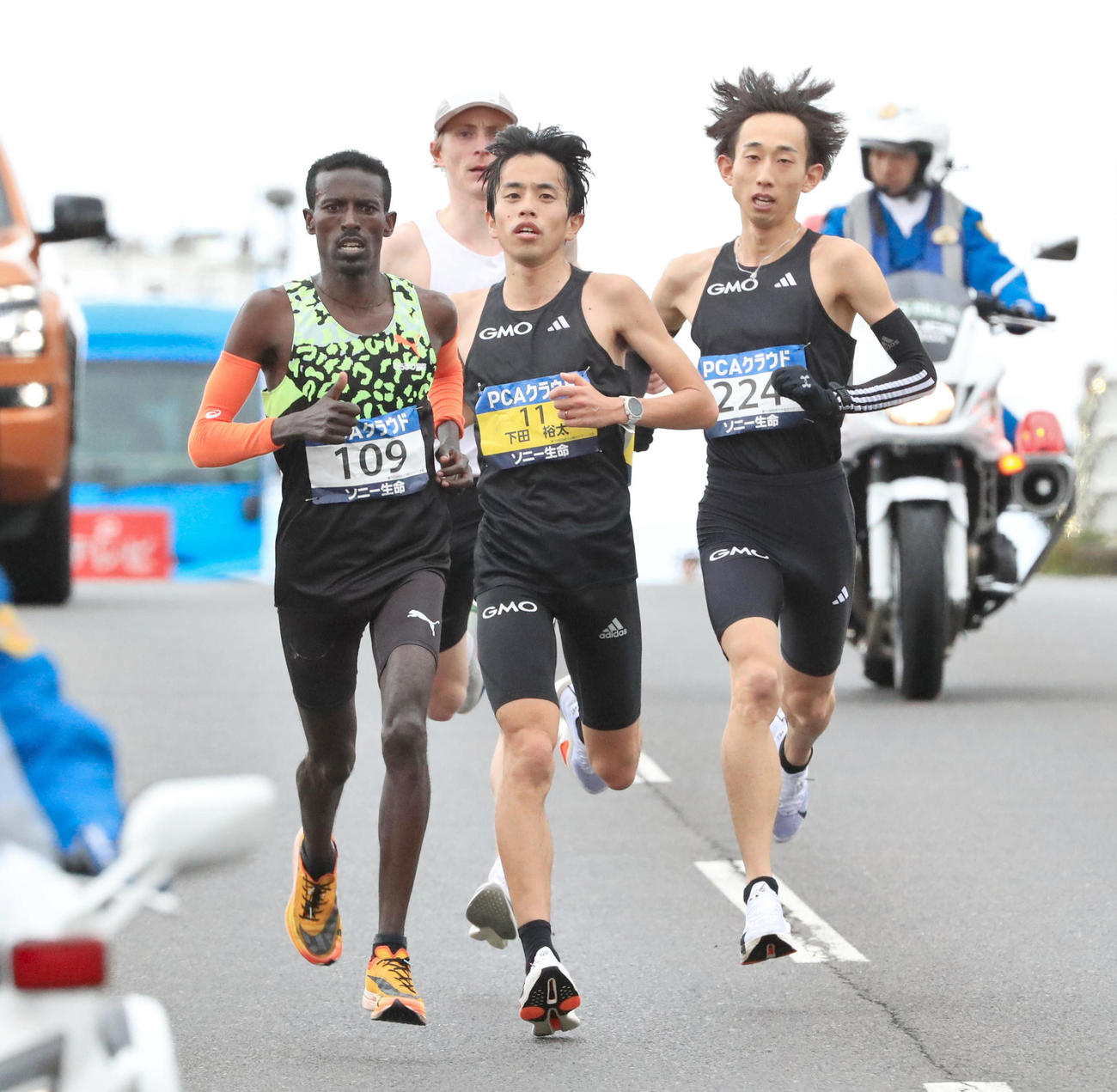 別府大分マラソン　36キロ地点付近、首位争いをする選手たち、左からワークナー・デレセ、下田裕太、岸本大紀（代表撮影）