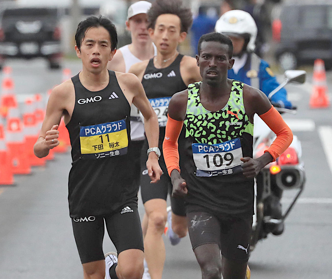 別府大分マラソン　37キロ過ぎ、先頭に出るワークナー・デレセ（右）、左は下田裕太（代表撮影）