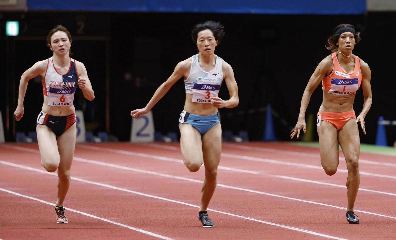 女子60メートル決勝　7秒38で優勝した鶴田玲美（中央）（共同）