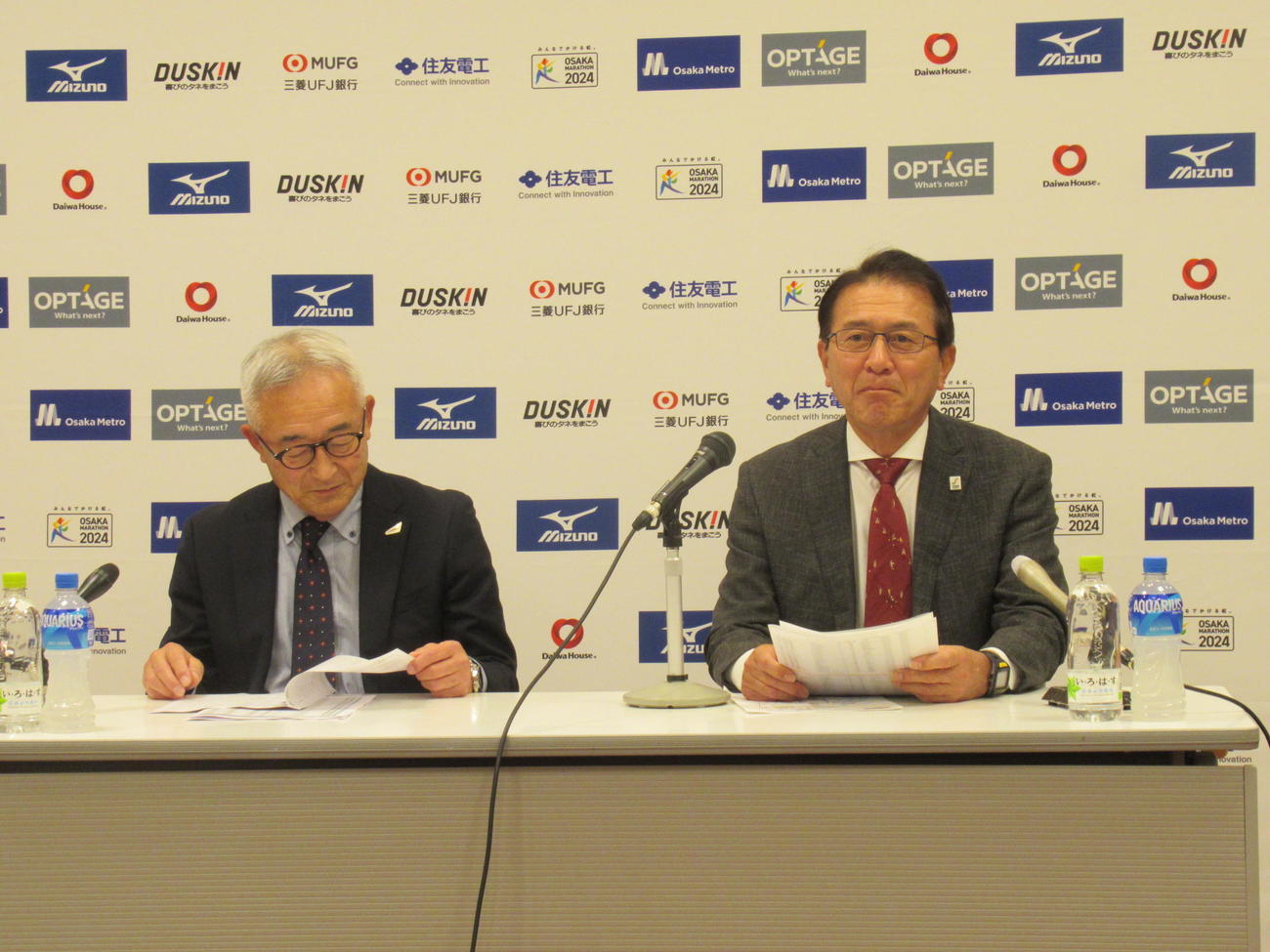 大阪マラソンの招待選手会見に出席した日本陸連の瀬古利彦氏（右）。左は大阪陸協の竹内章専務理事（撮影・益田一弘）＝2024年2月5日、大阪市内