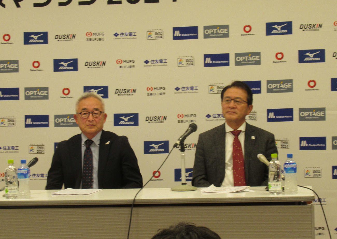 大阪マラソンの招待選手会見に出席した日本陸連の瀬古利彦氏（右）。左は大阪陸協の竹内章専務理事（撮影・益田一弘）＝2024年2月5日、大阪市内