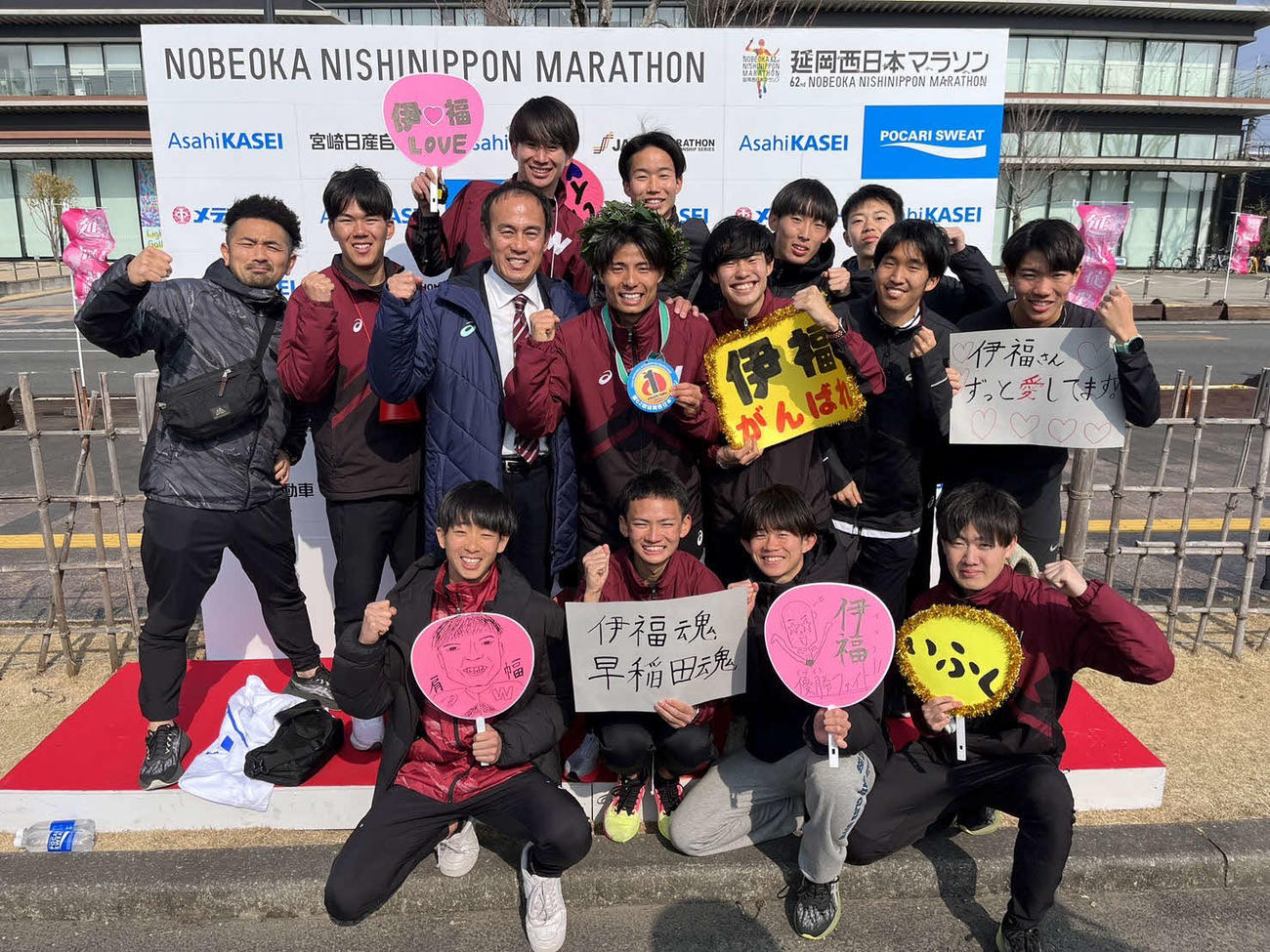 優勝した伊福（中列右から4人目）を祝福する早大競走部の仲間たち