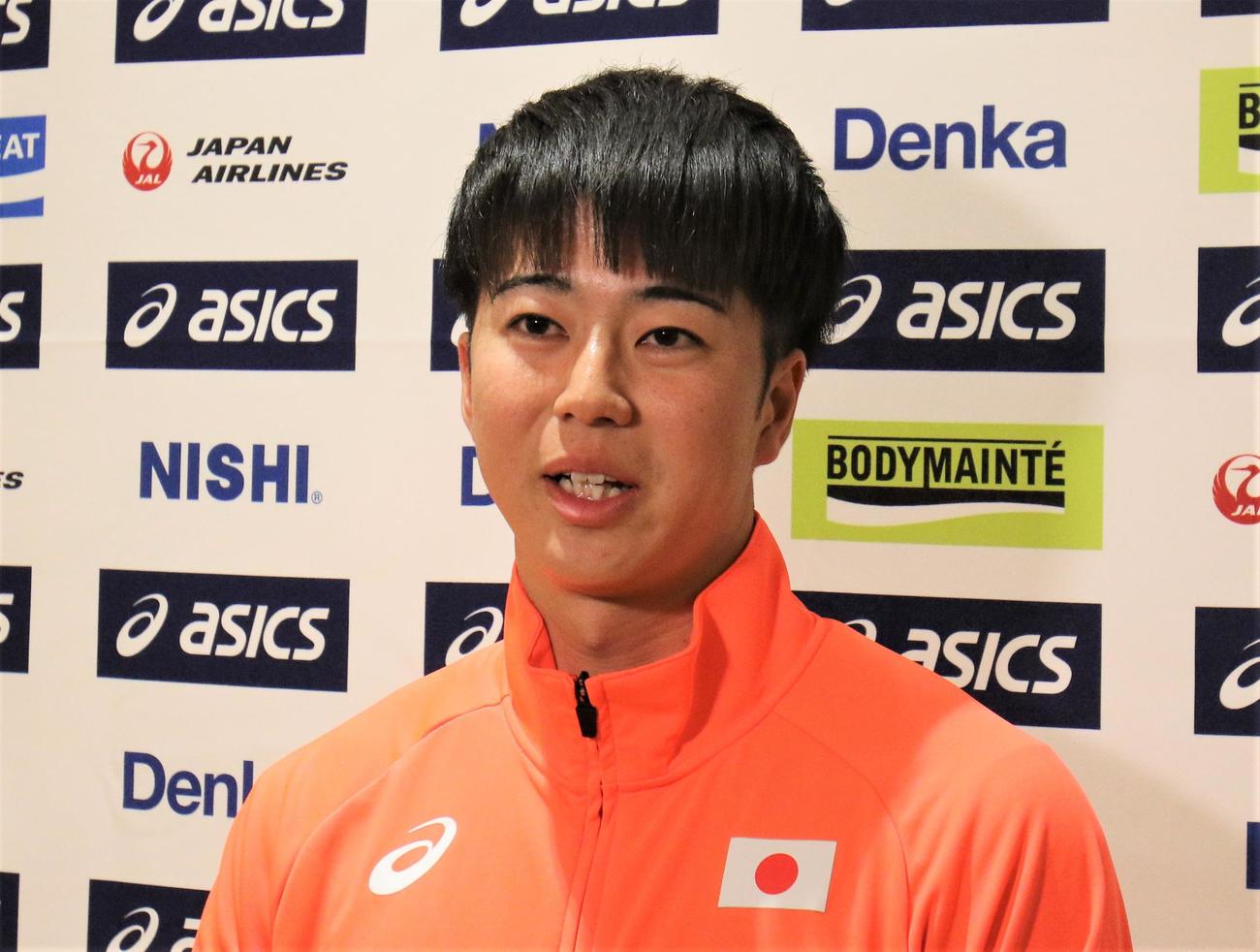 陸上のアジア室内選手権へ向けた出国取材に応じる多田（撮影・藤塚大輔）