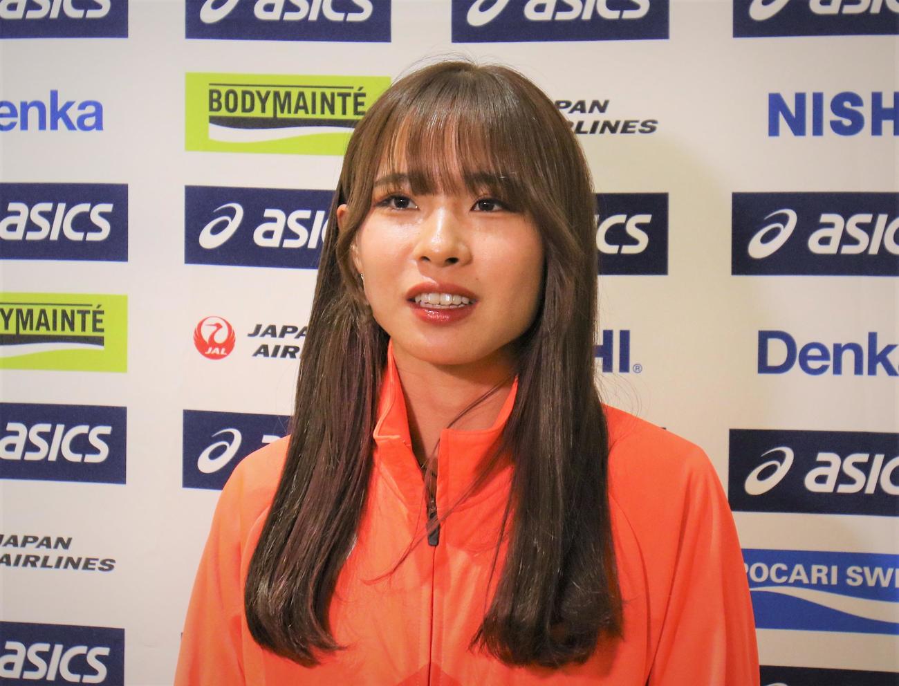 陸上のアジア室内選手権へ向けた出国取材に応じる山本（撮影・藤塚大輔）