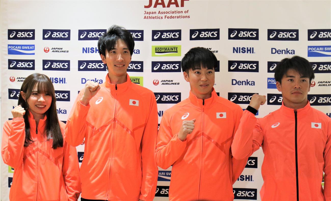 陸上のアジア室内選手権へ出国する山本、赤松、多田、池畠（左から）（撮影・藤塚大輔）