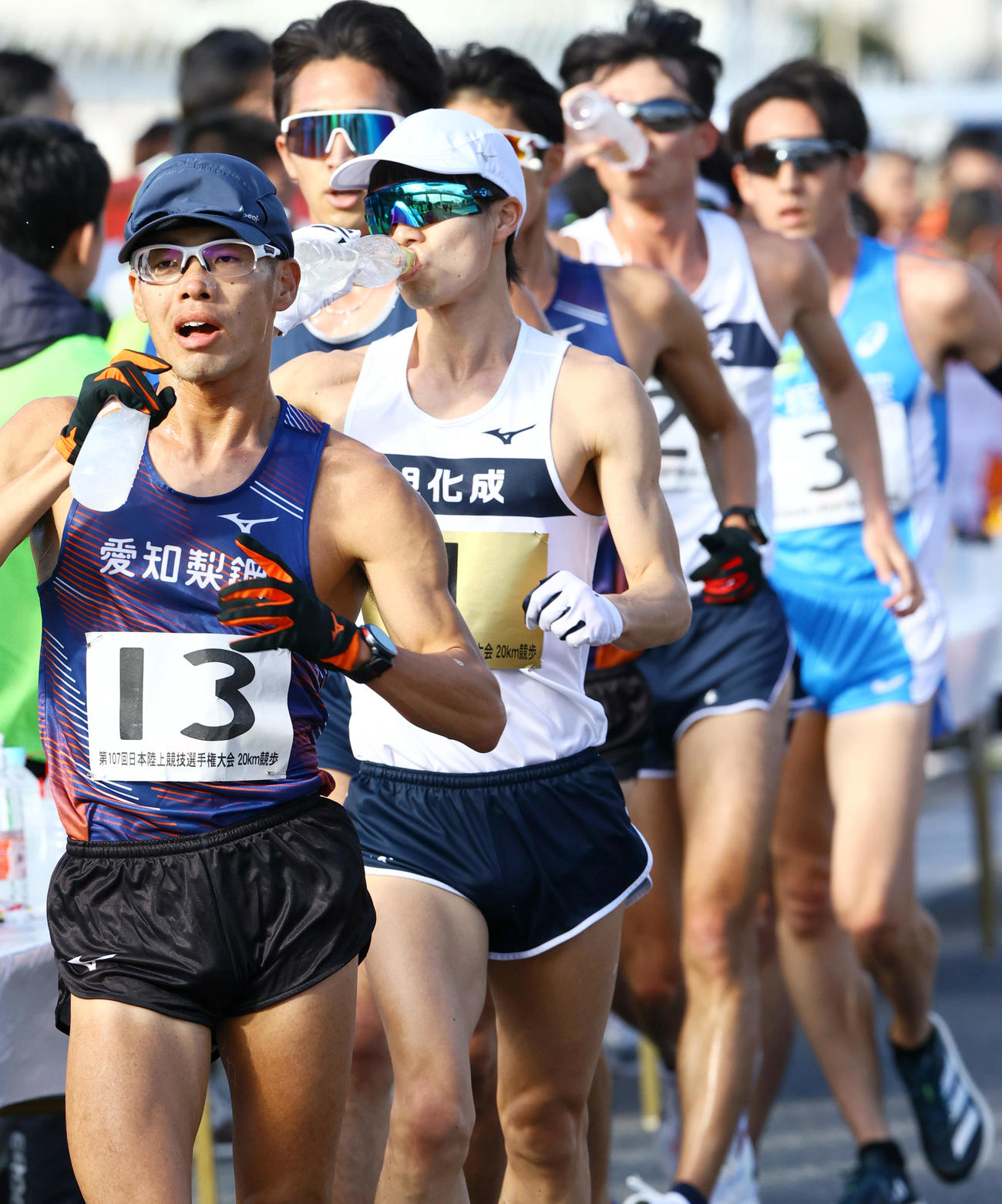 日本選手権男子20キロ競歩　給水する池田向希（左から2人目）ら（撮影・上山淳一）
