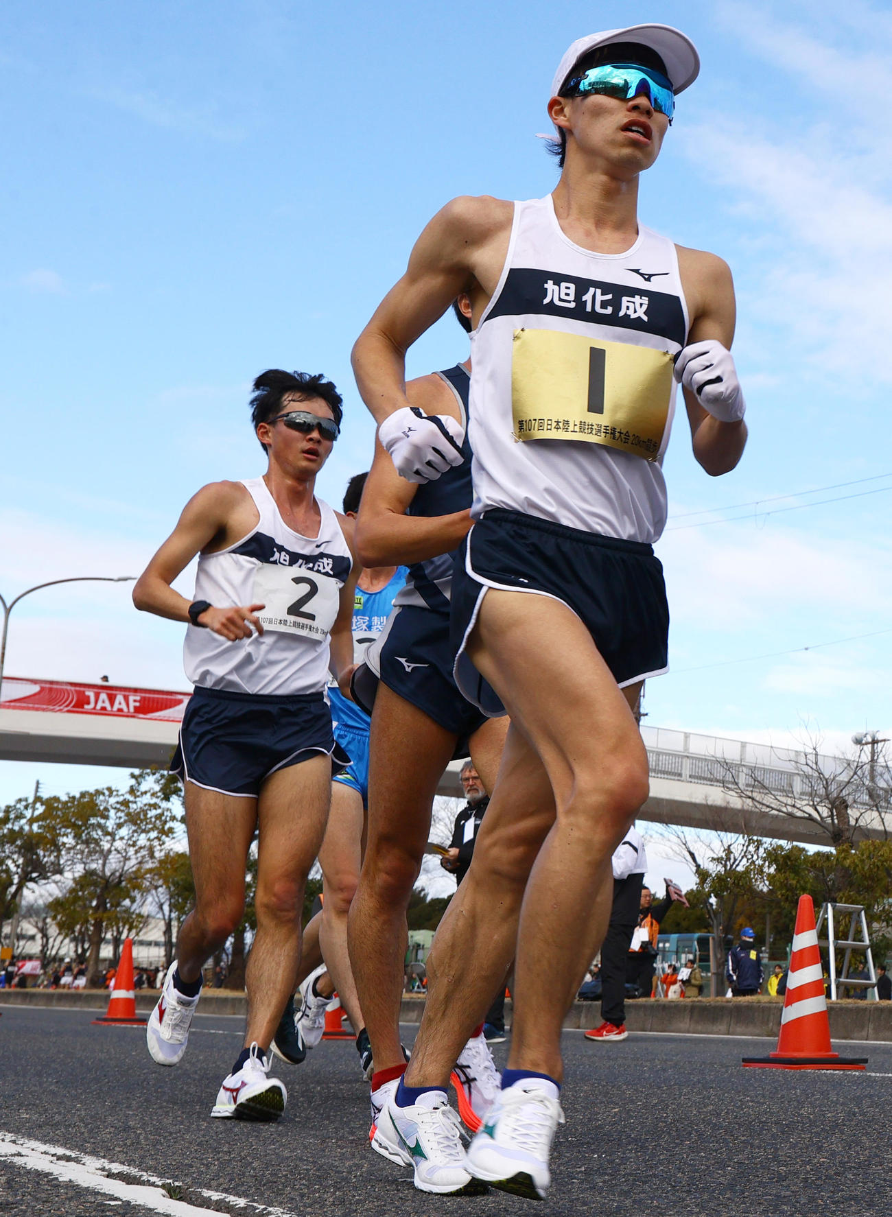 日本選手権男子20キロ競歩　力強い歩きを見せる池田向希（右）と川野将虎（左）（撮影・上山淳一）