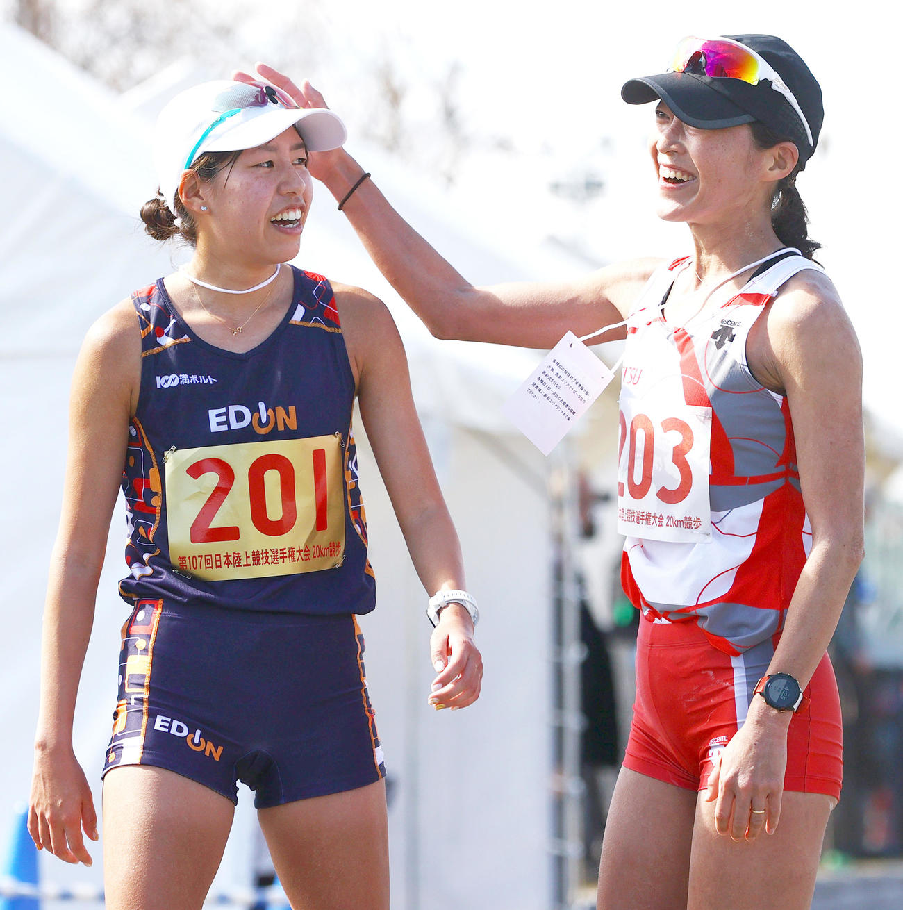 女子20キロ競歩で優勝した藤井菜々子（左）は2位の岡田久美子から祝福される（撮影・上山淳一）