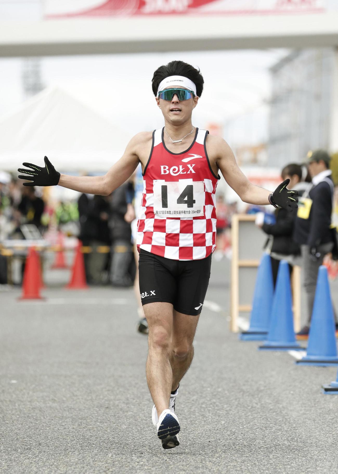 男子20キロ競歩　2位でゴールする浜西諒（共同）