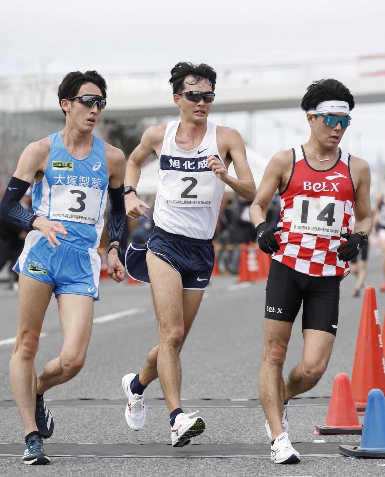 男子20キロ競歩　レース終盤に競り合う（左から）古賀友太、川野将虎、浜西諒（共同）