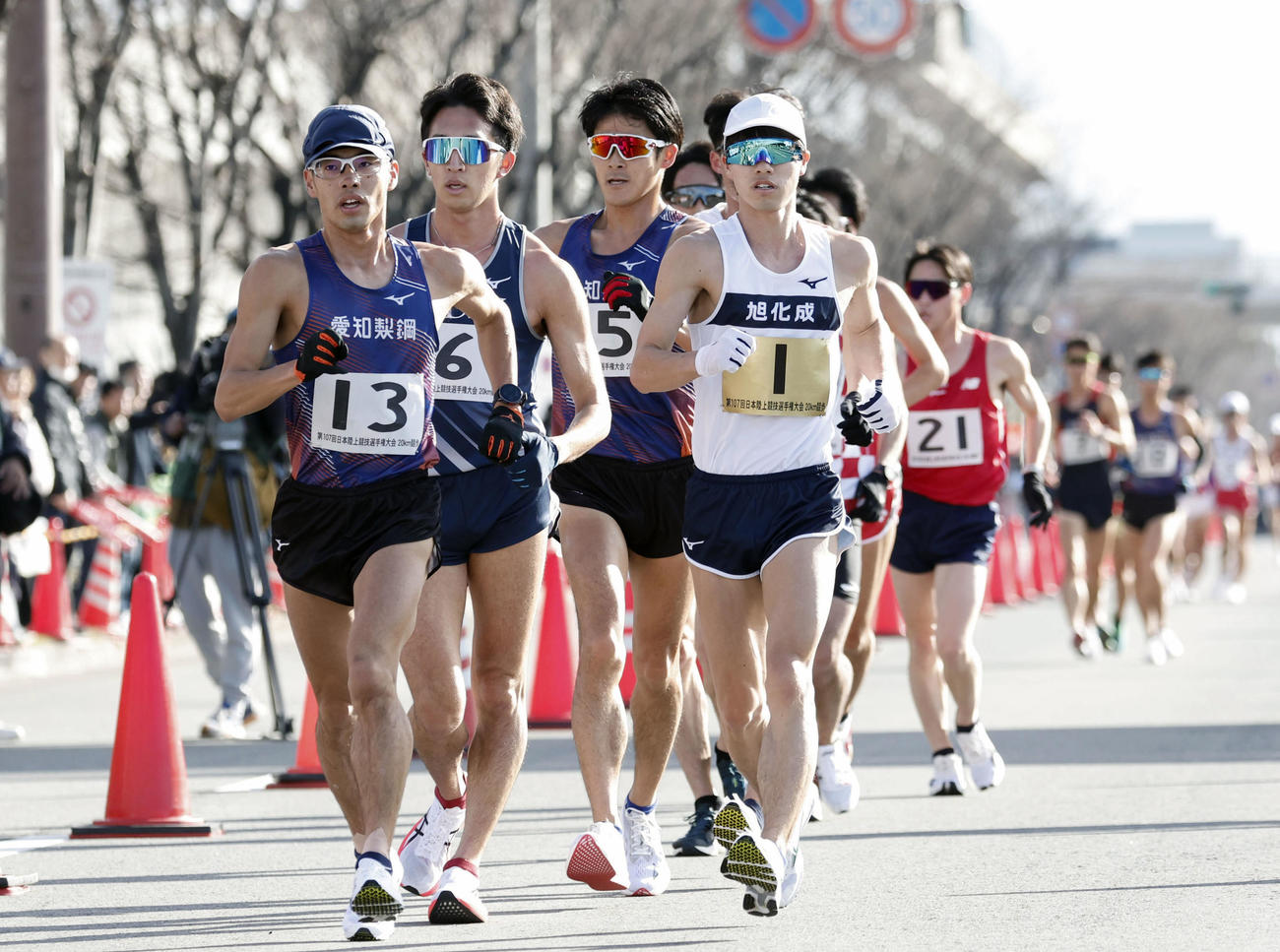 日本選手権男子20キロ競歩　レース序盤、先頭で競り合う山西（左）と池田（共同）