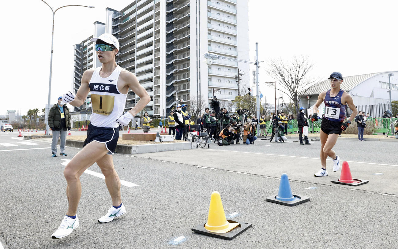 日本選手権男子20キロ競歩　レースする池田（左）と山西（共同）