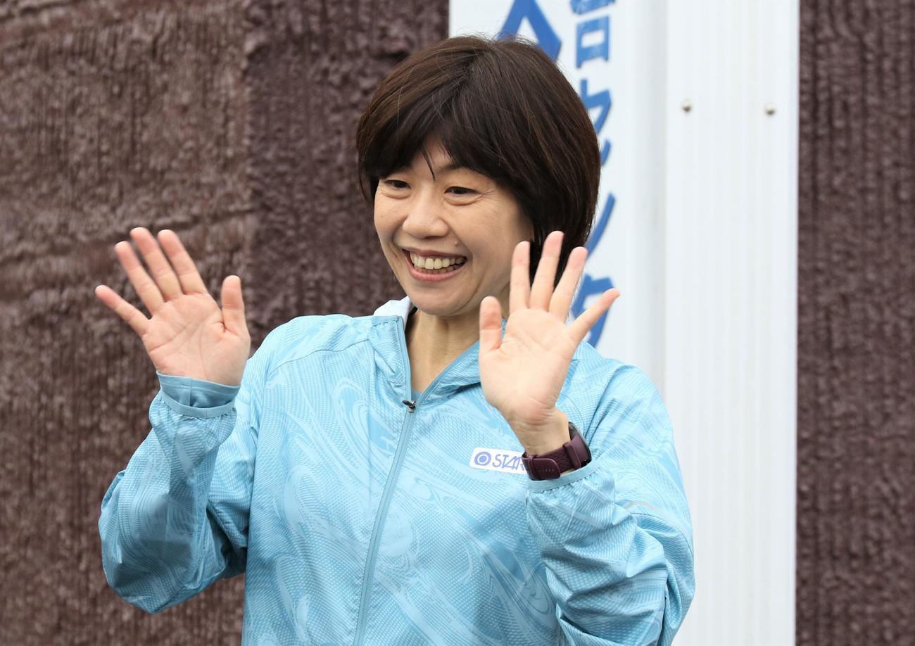 青梅マラソン男女30キロの部のランナーへ手を振る高橋尚子氏（撮影・藤塚大輔）