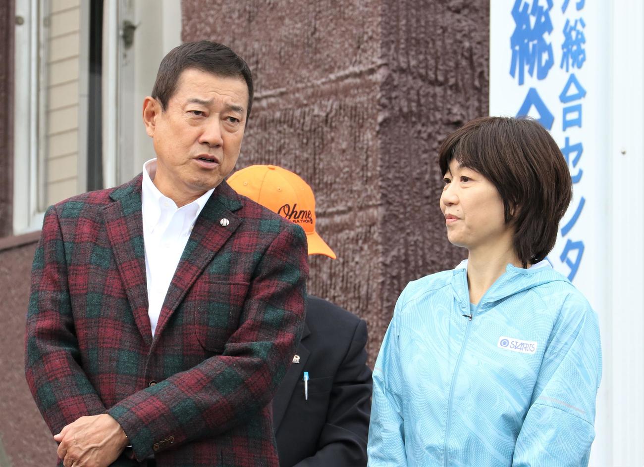 青梅マラソン男女30キロの部でスペシャルスターターを務めた原辰徳氏（左）と高橋尚子氏（撮影・藤塚大輔）