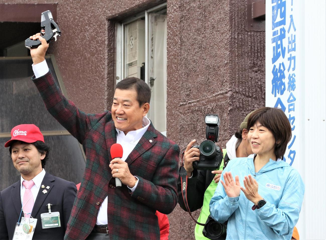 青梅マラソン男女30キロの部でスペシャルスターターを務めた原辰徳氏（左）と高橋尚子氏（撮影・藤塚大輔）