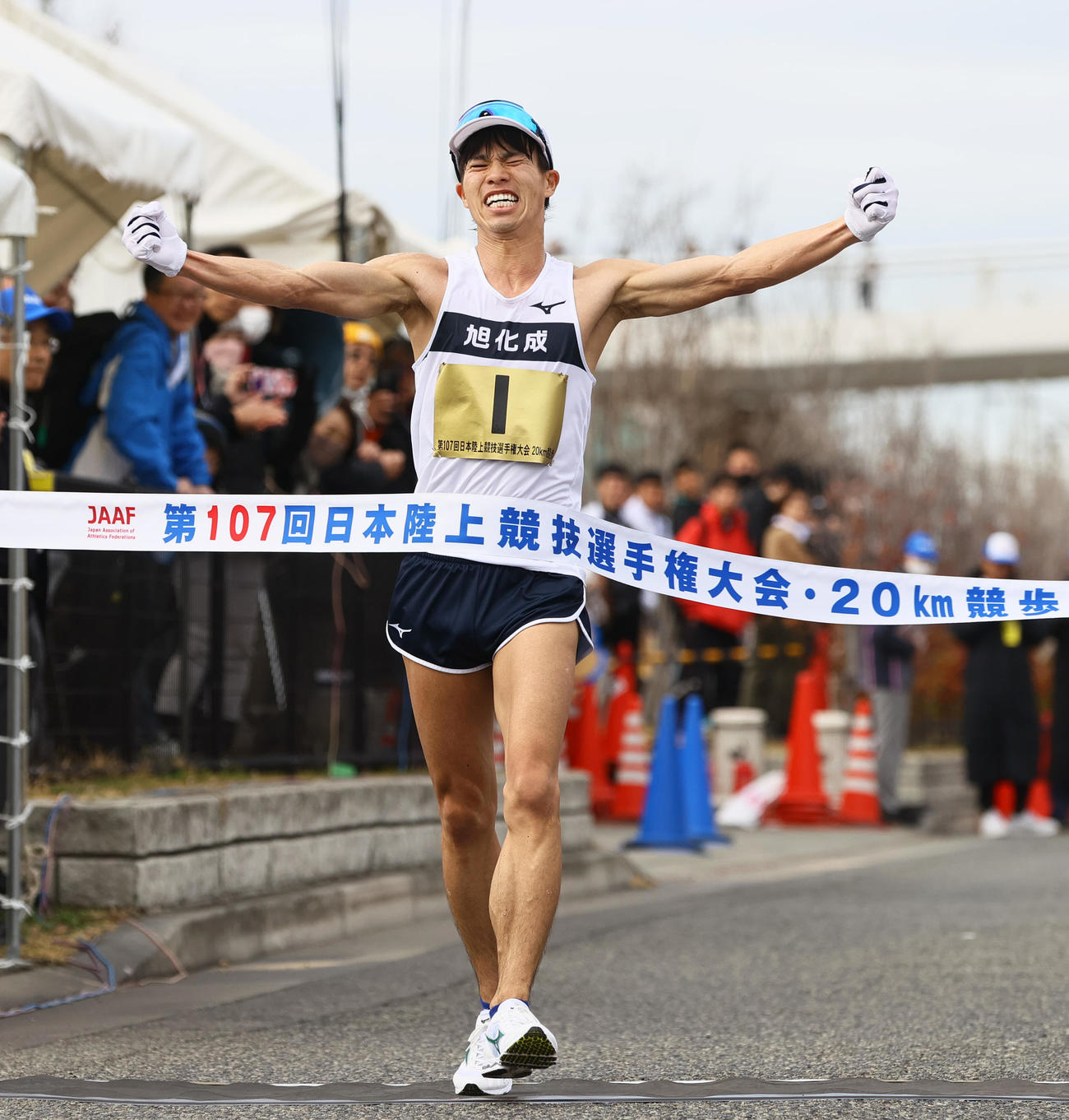 男子20キロ競歩で、両手を突き上げゴールする池田向希（撮影・上山淳一）