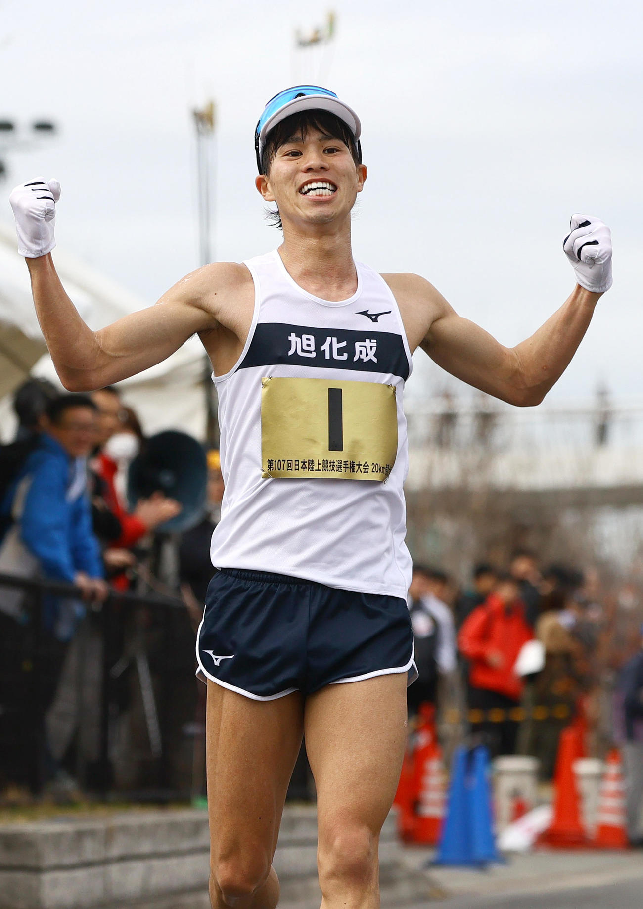 優勝しガッツポーズする池田向希（撮影・上山淳一）