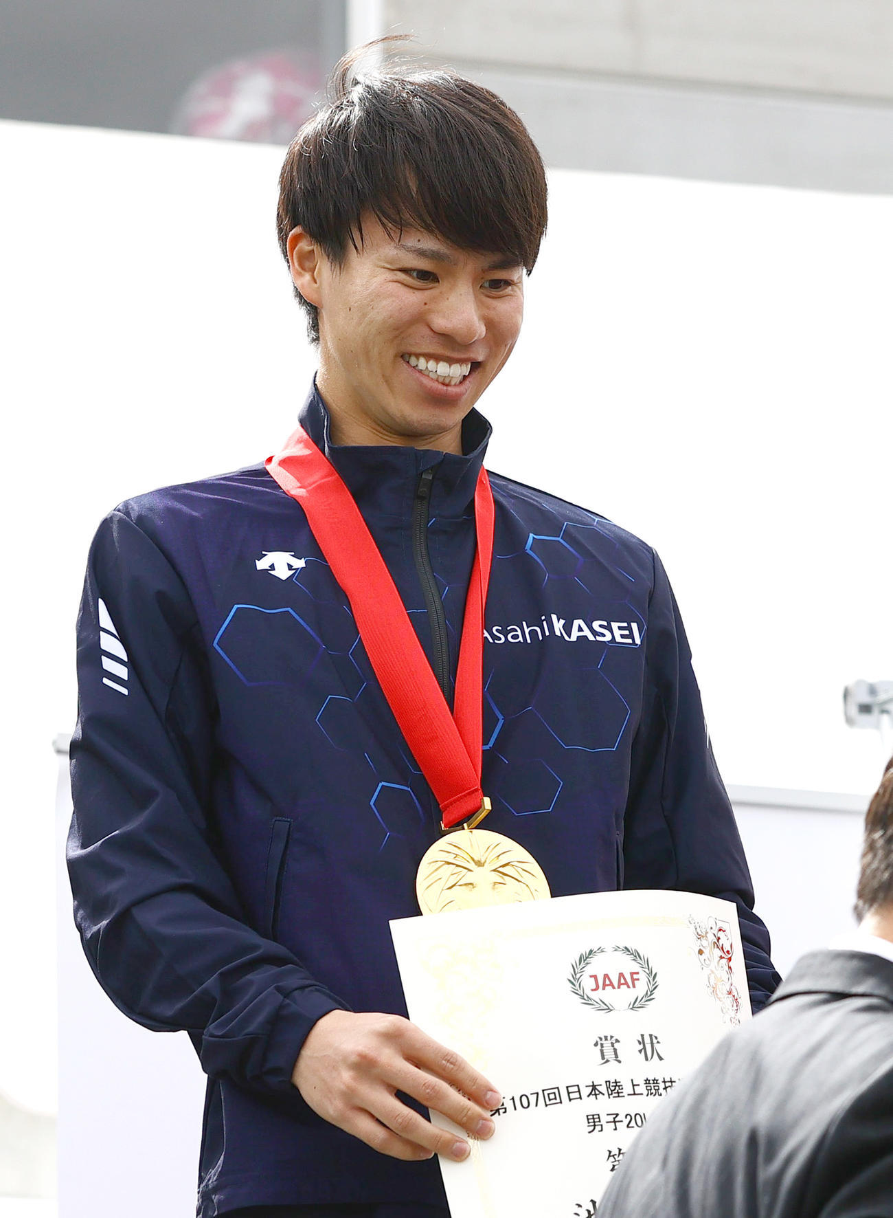 男子20キロ競歩で優勝し笑顔を見せる池田向希（撮影・上山淳一）