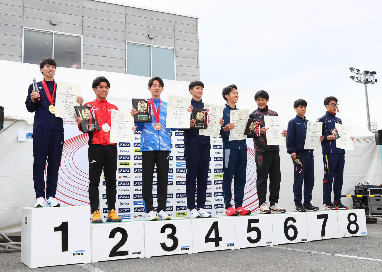 表彰式で笑顔を見せる、左から1位池田向希、2位浜西諒、3位古賀友太、4位川野将虎、5位高橋和生、6位丸尾知司、7位吉川絢斗、8位野田明宏（撮影・上山淳一）
